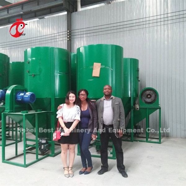 Μηχανή ανάμιξης και άλεσης 1000kg χωρητικότητα Σιδηροτροφείο πουλερικών για ζωοτροφές Doris